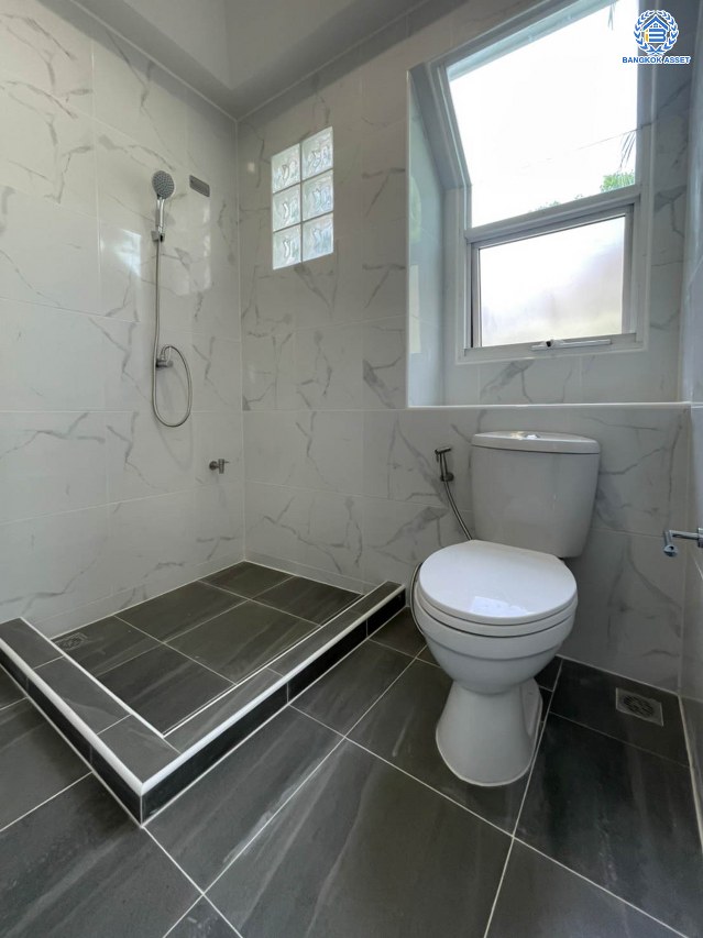 บ้านมือสองตกแต่งใหม่ คุณภาพระดับ L&H โครงการ ชลลดา วัดลาดปลาดุก บนเนื้อที่ 52.5 ตร.ว. ฟังก์ชัน 3 ห้องนอน 2 ห้องน้ำ 2 ที่จอดรถ บนทำเลศักยภาพ เพียง 15 นาทีถึง เซ็นทรัลเวสท์เกต ใกล้รถไฟฟ้าสายสีม่วง "สถานีคลองบางไผ่"